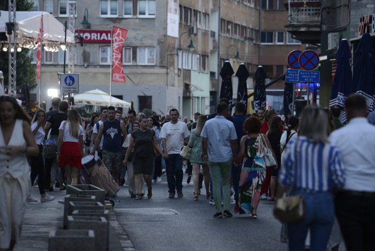 POGLEDAJTE FOTOGRAFIJE: Festivalska atmosfera na sarajevskim ulicama