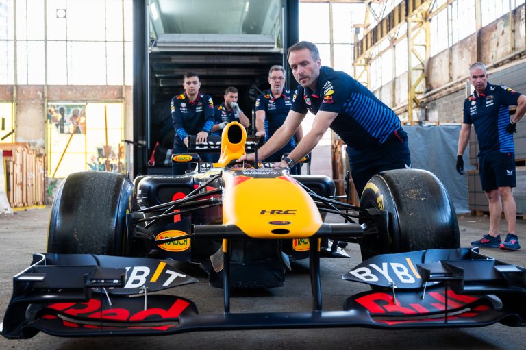 SARAJEVO: Mehaničari servisirali bolid RB7, spreman je za Red Bull Showrun