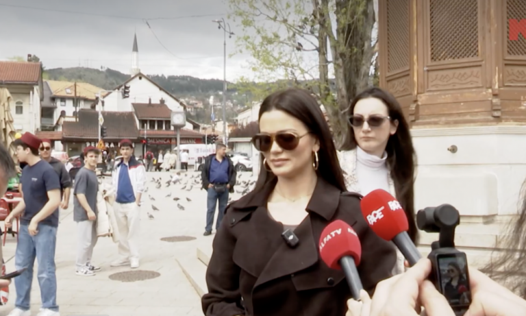OVO SU DO SADA NEVIĐENE FOTOGRAFIJE Milice Pavlović iz Sarajeva, u zagrljaju jednog pjevača