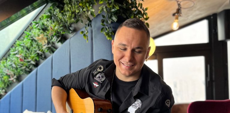 MLADI PJEVAČ OSVAJA ESTRADU: Emrah Emšo objavio pjesmu “Usne od svile”