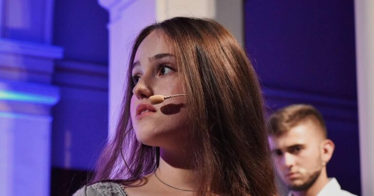 EMANA TABAKOVIĆ: Dvije zbirke poezije, lirski CD i devet glumačkih nagrada sa svega 19 godina