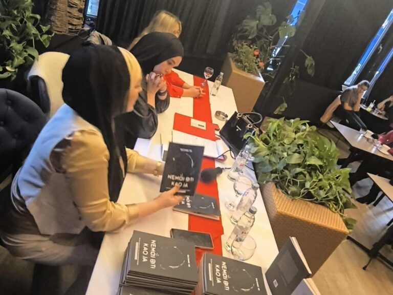 Razija Razo Čolaković u prepunoj sali na Ilidži održala emotivnu promociju knjige