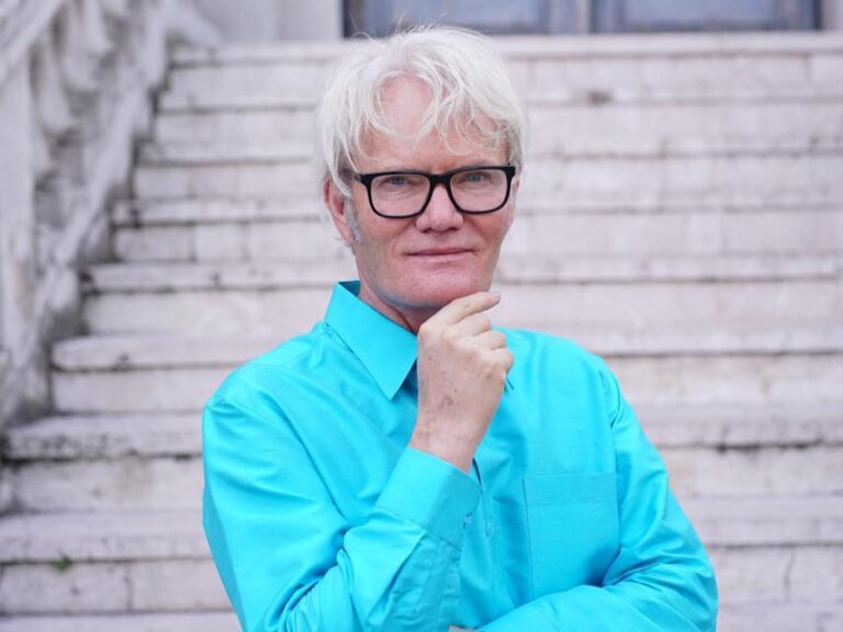 “Lijepa Ajša” KAO PODRŠKA ŽENAMA: Davor Mucić, psihijatar koji spaja muziku i misiju spašavanja žena